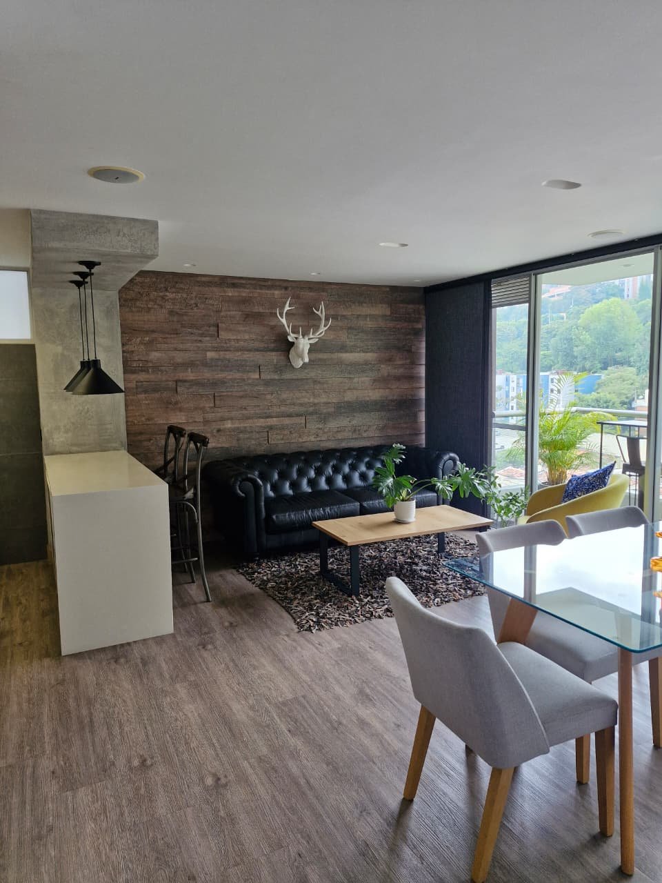Apartamento Moderno en El Poblado con Sonido Integrado y Acabados Premium