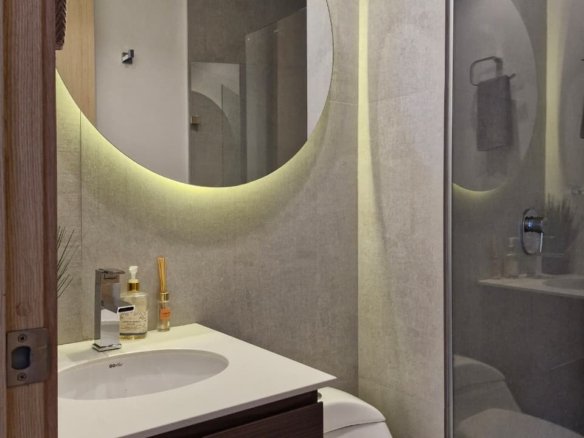Apartamento Moderno en El Poblado con Sonido Integrado y Acabados Premium