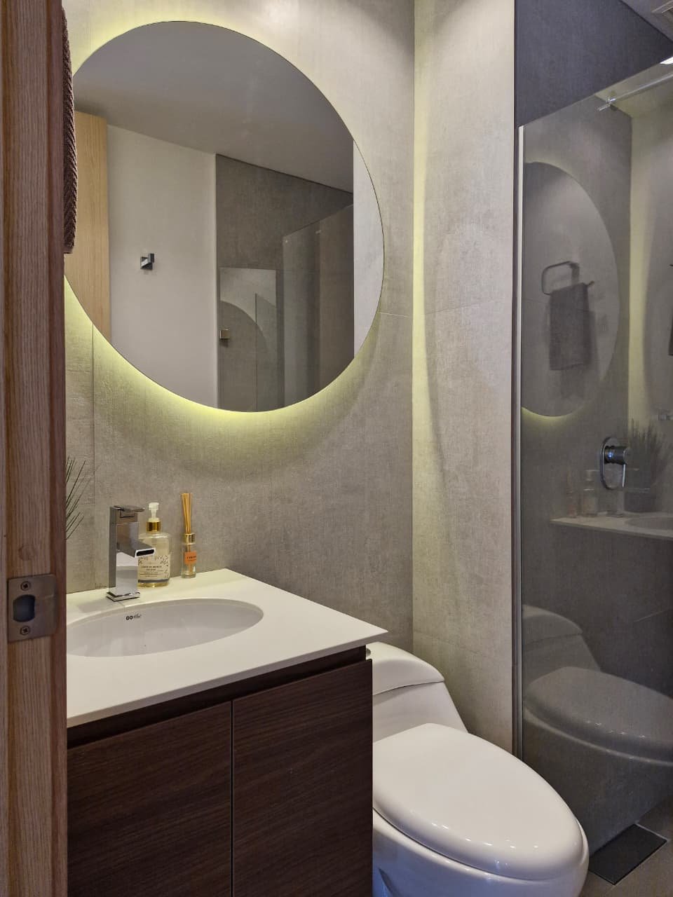 Apartamento Moderno en El Poblado con Sonido Integrado y Acabados Premium