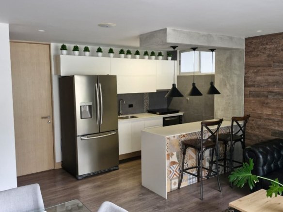 Apartamento Moderno en El Poblado con Sonido Integrado y Acabados Premium