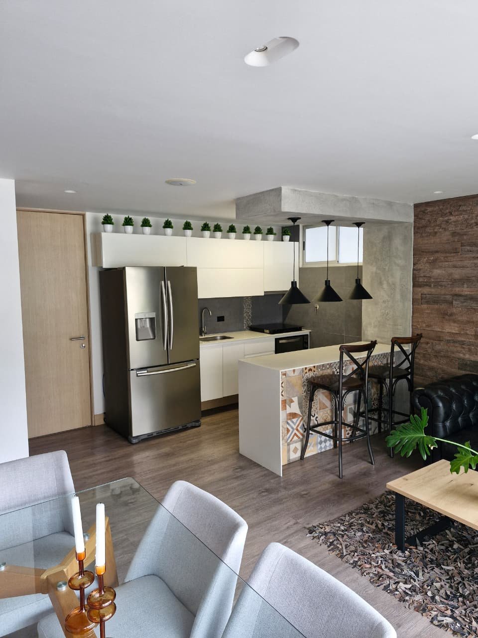 Apartamento Moderno en El Poblado con Sonido Integrado y Acabados Premium
