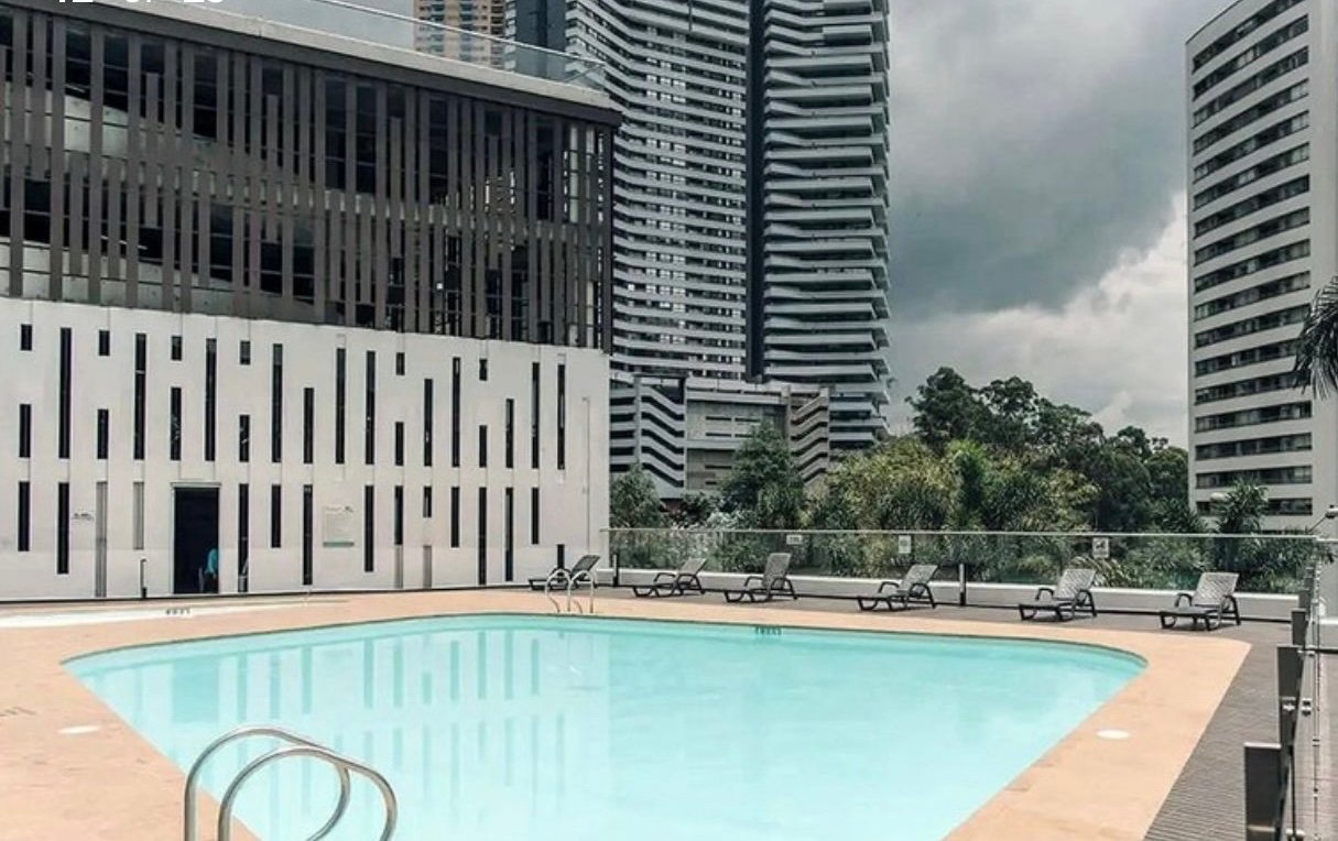 Apartamento Moderno en El Poblado con Sonido Integrado y Acabados Premium