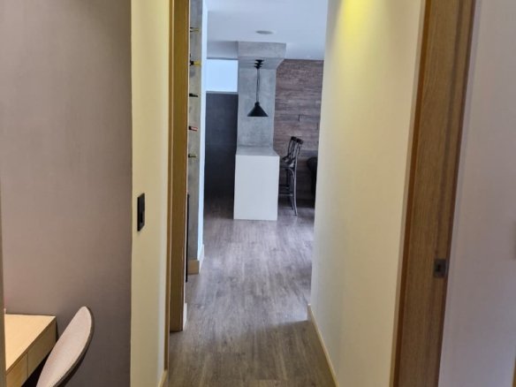Apartamento Moderno en El Poblado con Sonido Integrado y Acabados Premium