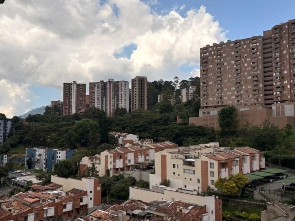 Apartamento Moderno en El Poblado con Sonido Integrado y Acabados Premium