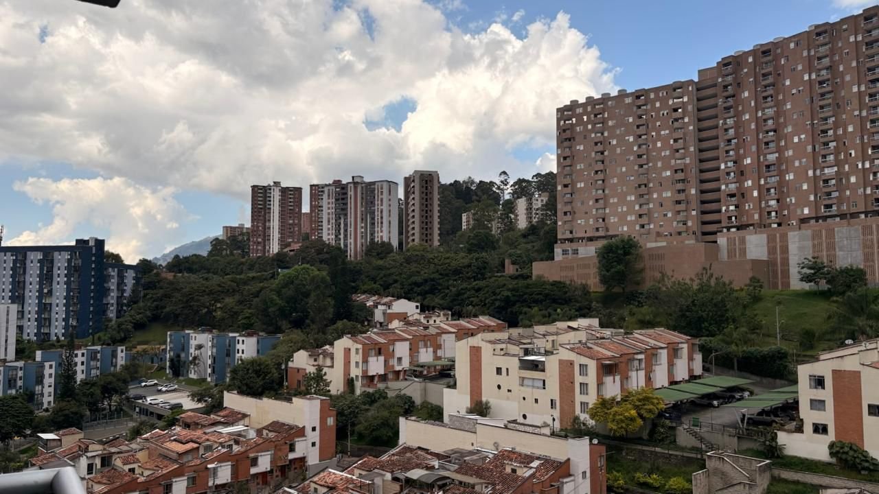 Apartamento Moderno en El Poblado con Sonido Integrado y Acabados Premium