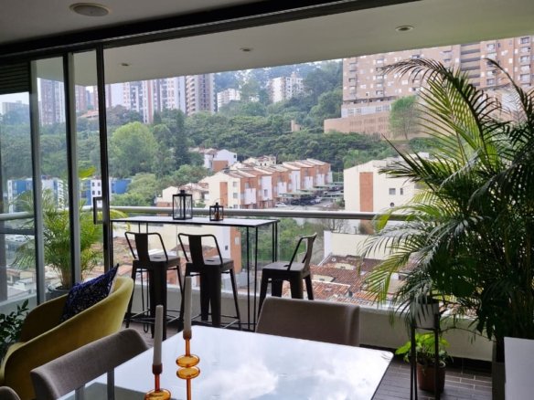 Apartamento Moderno en El Poblado con Sonido Integrado y Acabados Premium
