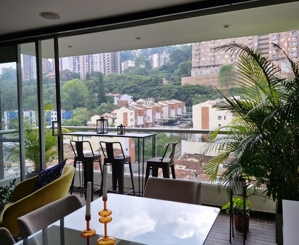 Apartamento Moderno en El Poblado con Sonido Integrado y Acabados Premium