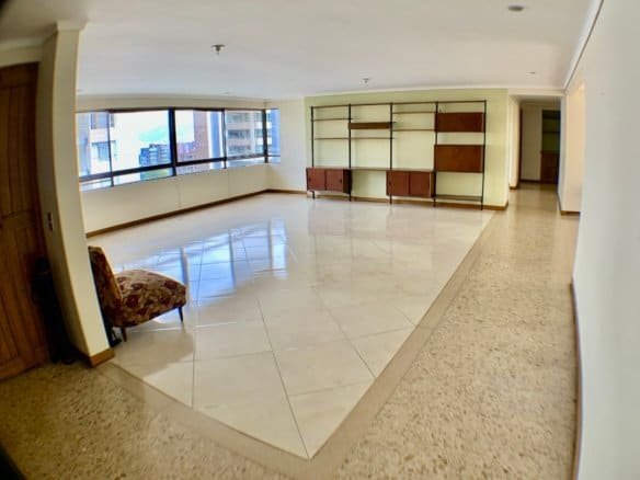 Venta de Apartamento en Castropol para Actualizar – Excelente Ubicación