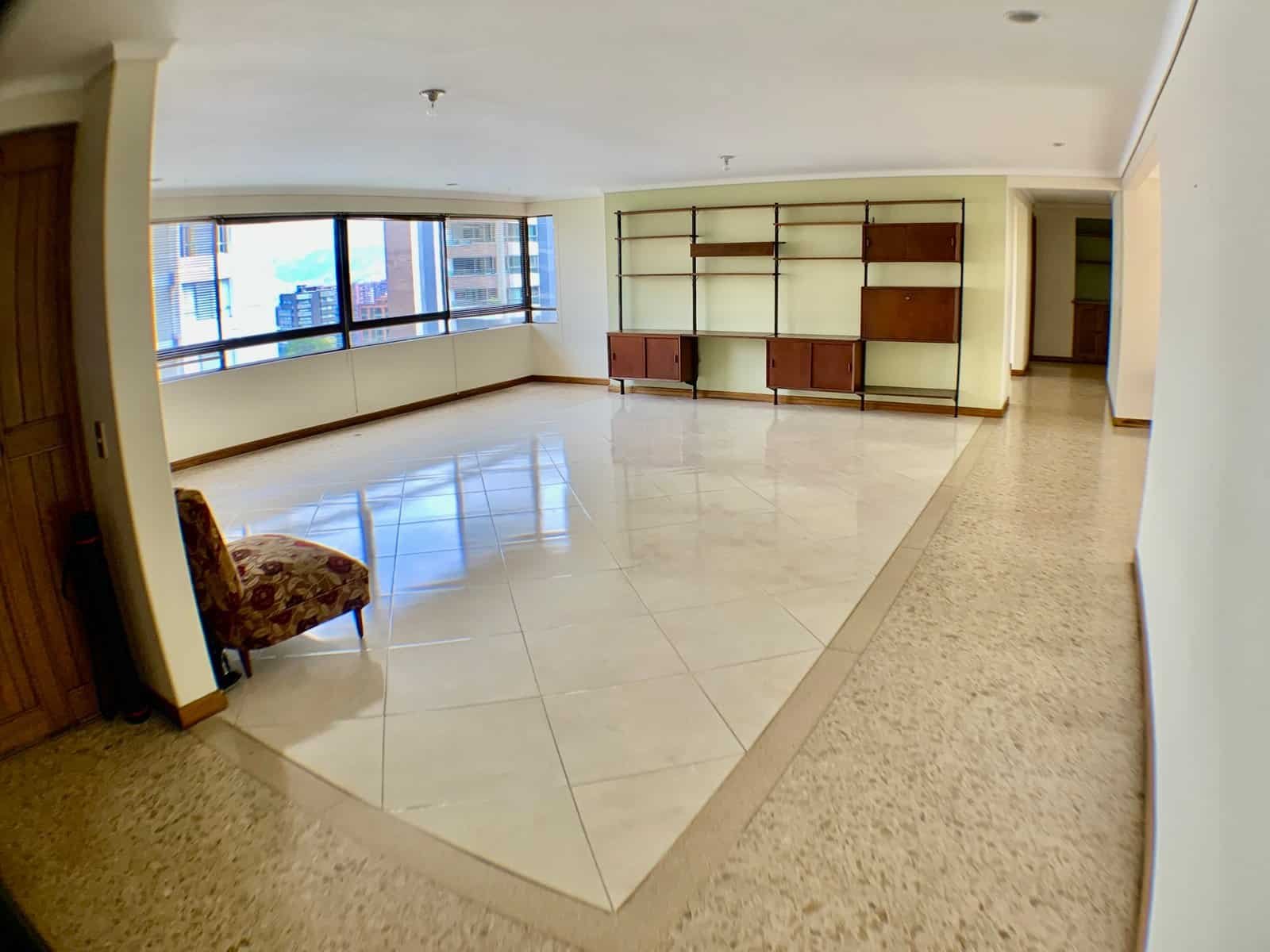 Venta de Apartamento en Castropol para Actualizar – Excelente Ubicación