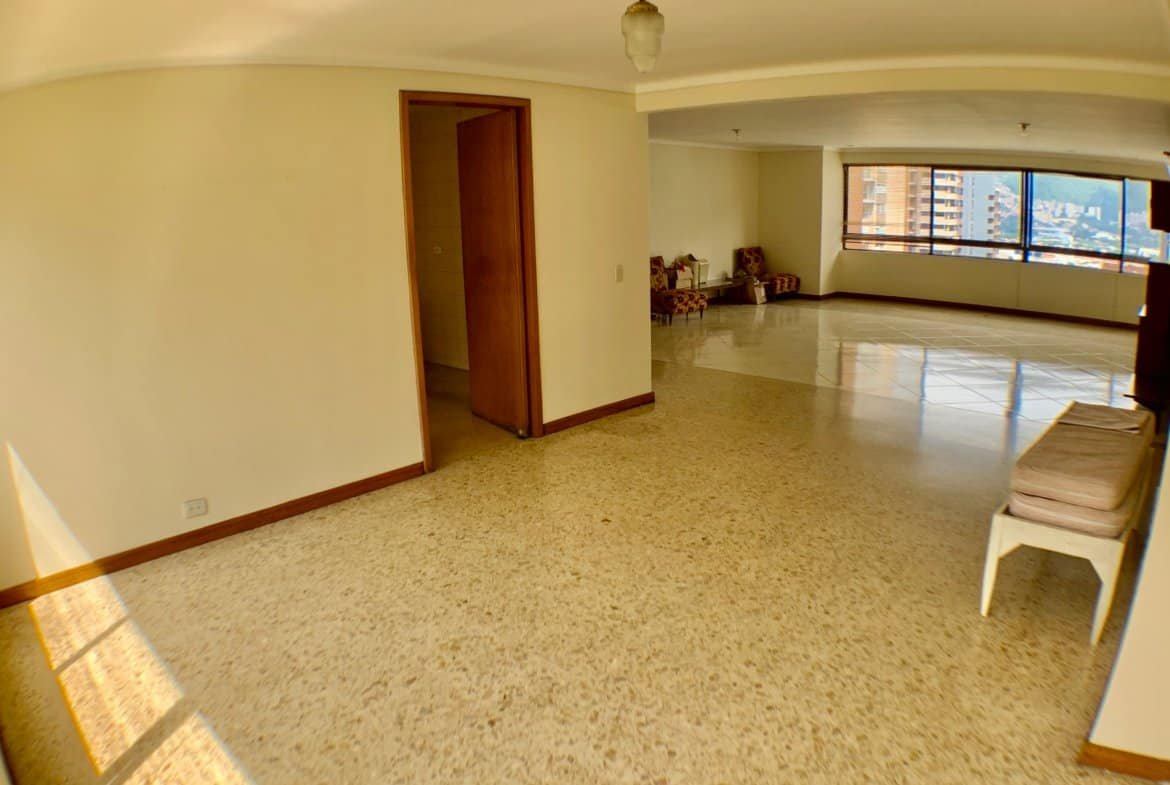 Venta de Apartamento en Castropol para Actualizar – Excelente Ubicación