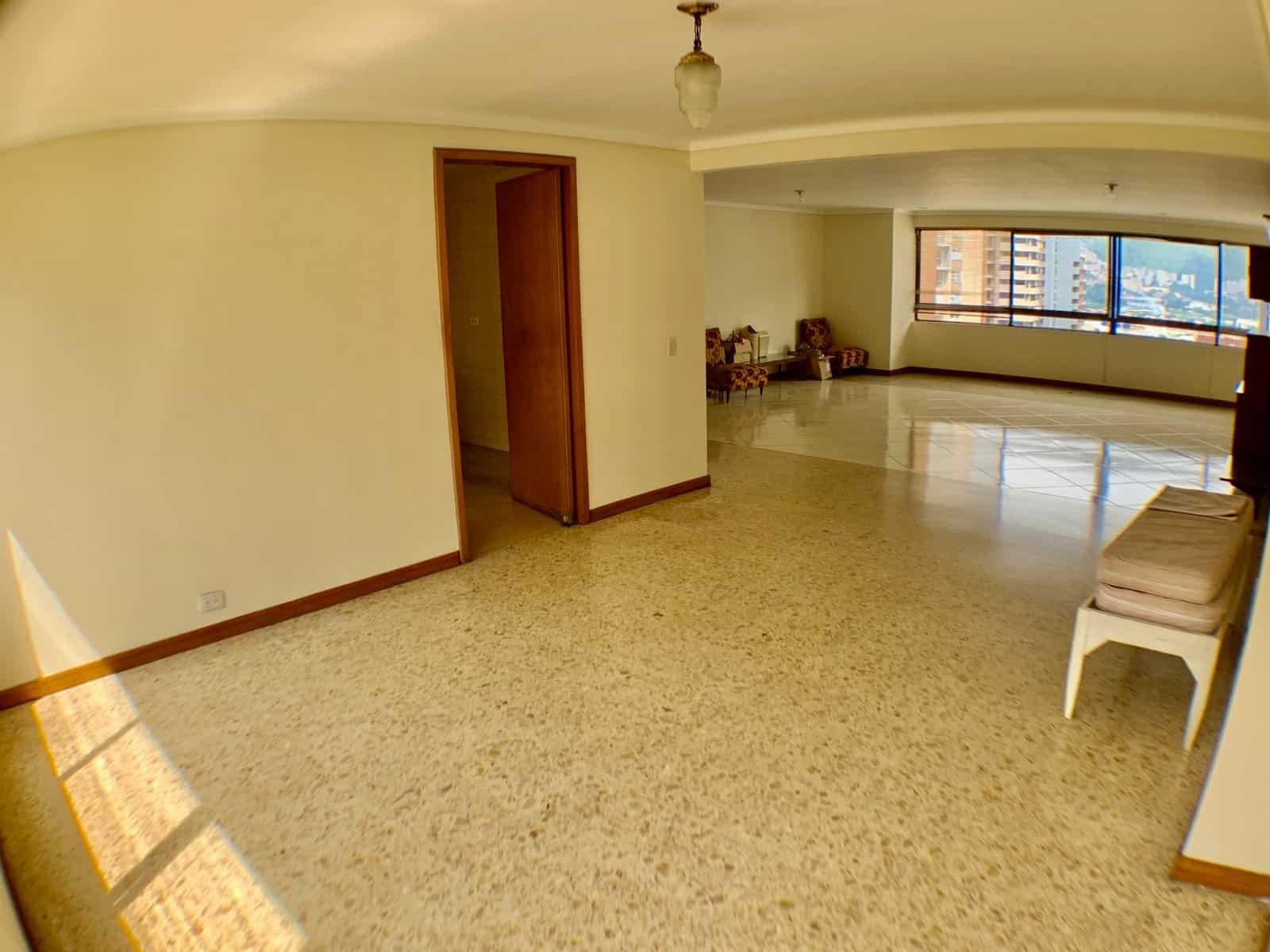 IMG_0495 Venta de Apartamento en Castropol para Actualizar – Excelente Ubicación