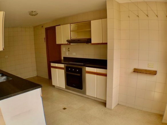 Venta de Apartamento en Castropol para Actualizar – Excelente Ubicación