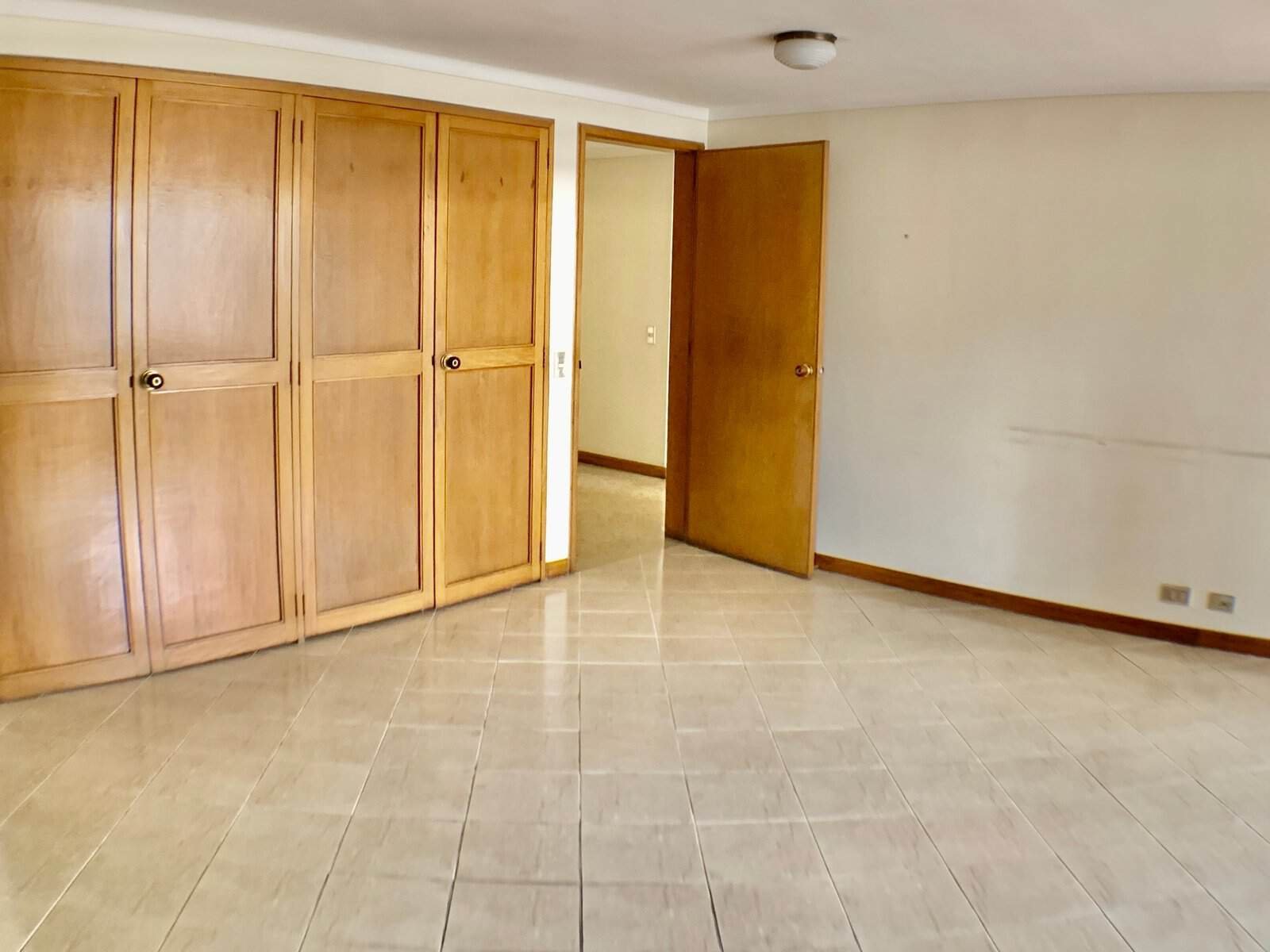 Venta de Apartamento en Castropol para Actualizar – Excelente Ubicación