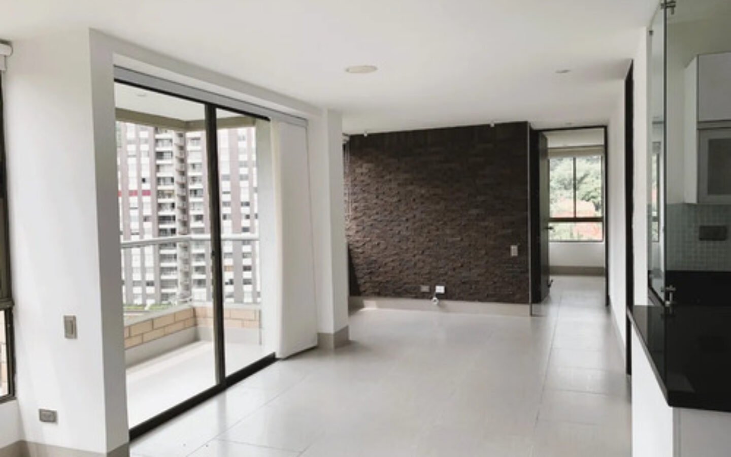 Apartamento En Arriendo En Las Lomas El Poblado Medellín | Ubicado En El Piso 16 Con Piscina, Gym Y Zonas Verdes Cerca De El Tesoro Con 72 M2, 2 Habitaciones Y 2 Parqueaderos