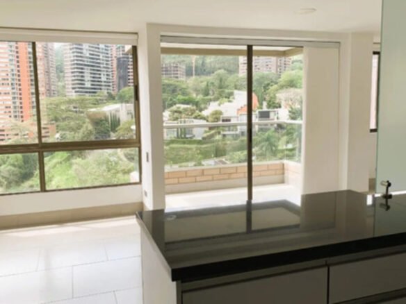 Apartamento En Arriendo En Las Lomas El Poblado Medellín | Ubicado En El Piso 16 Con Piscina, Gym Y Zonas Verdes Cerca De El Tesoro Con 72 M2, 2 Habitaciones Y 2 Parqueaderos