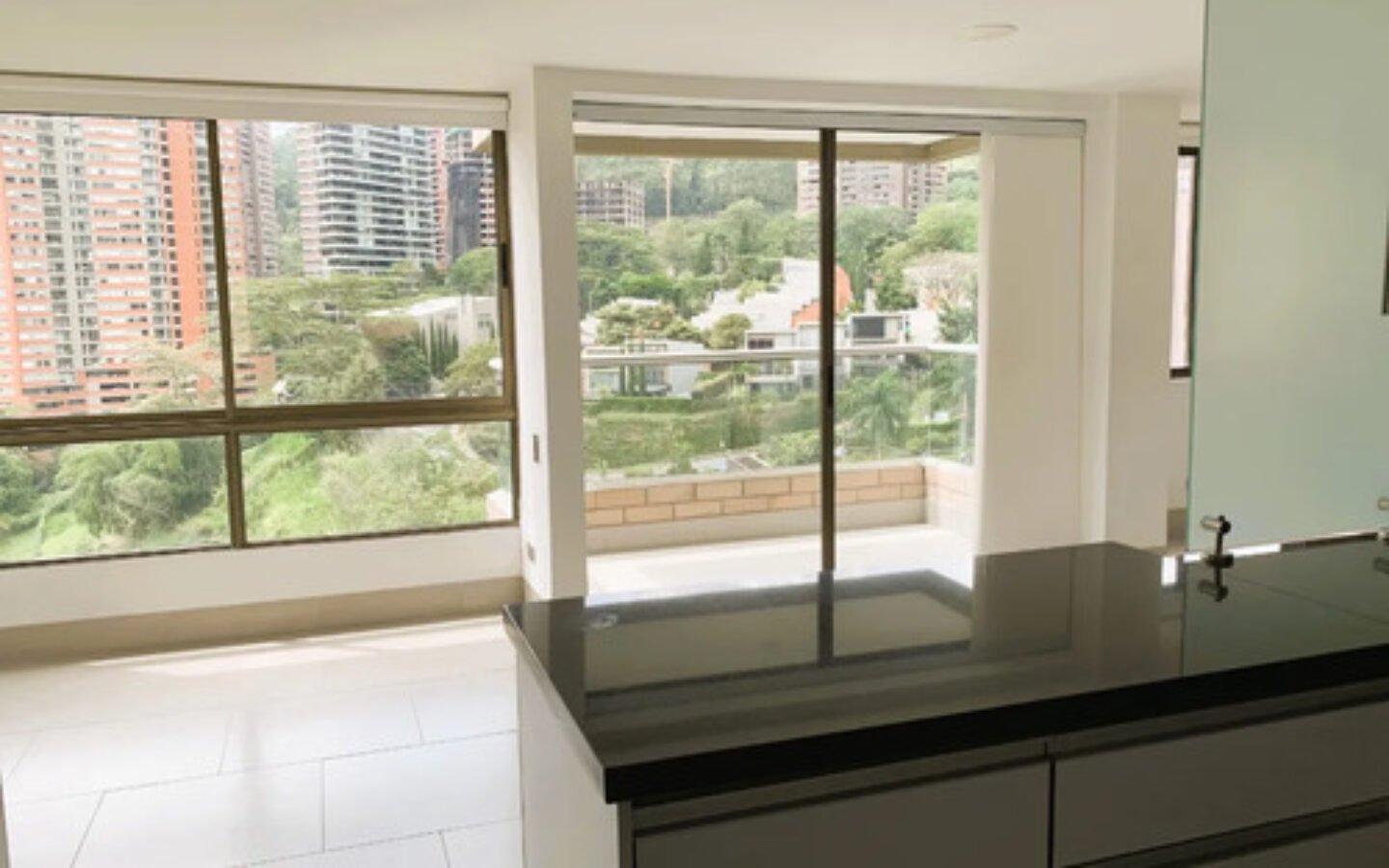 Apartamento En Arriendo En Las Lomas El Poblado Medellín | Ubicado En El Piso 16 Con Piscina, Gym Y Zonas Verdes Cerca De El Tesoro Con 72 M2, 2 Habitaciones Y 2 Parqueaderos