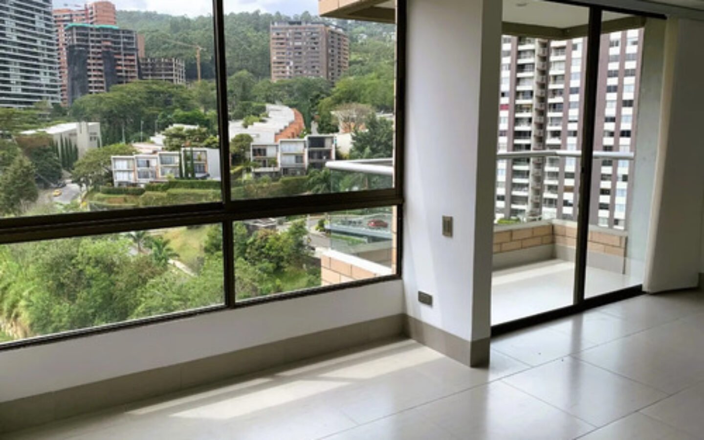 Apartamento En Arriendo En Las Lomas El Poblado Medellín | Ubicado En El Piso 16 Con Piscina, Gym Y Zonas Verdes Cerca De El Tesoro Con 72 M2, 2 Habitaciones Y 2 Parqueaderos
