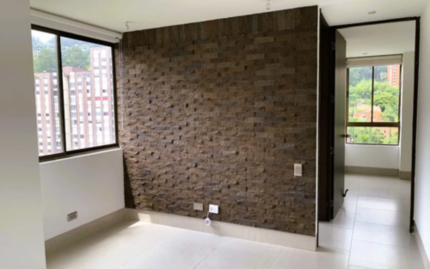 Apartamento En Arriendo En Las Lomas El Poblado Medellín | Ubicado En El Piso 16 Con Piscina, Gym Y Zonas Verdes Cerca De El Tesoro Con 72 M2, 2 Habitaciones Y 2 Parqueaderos