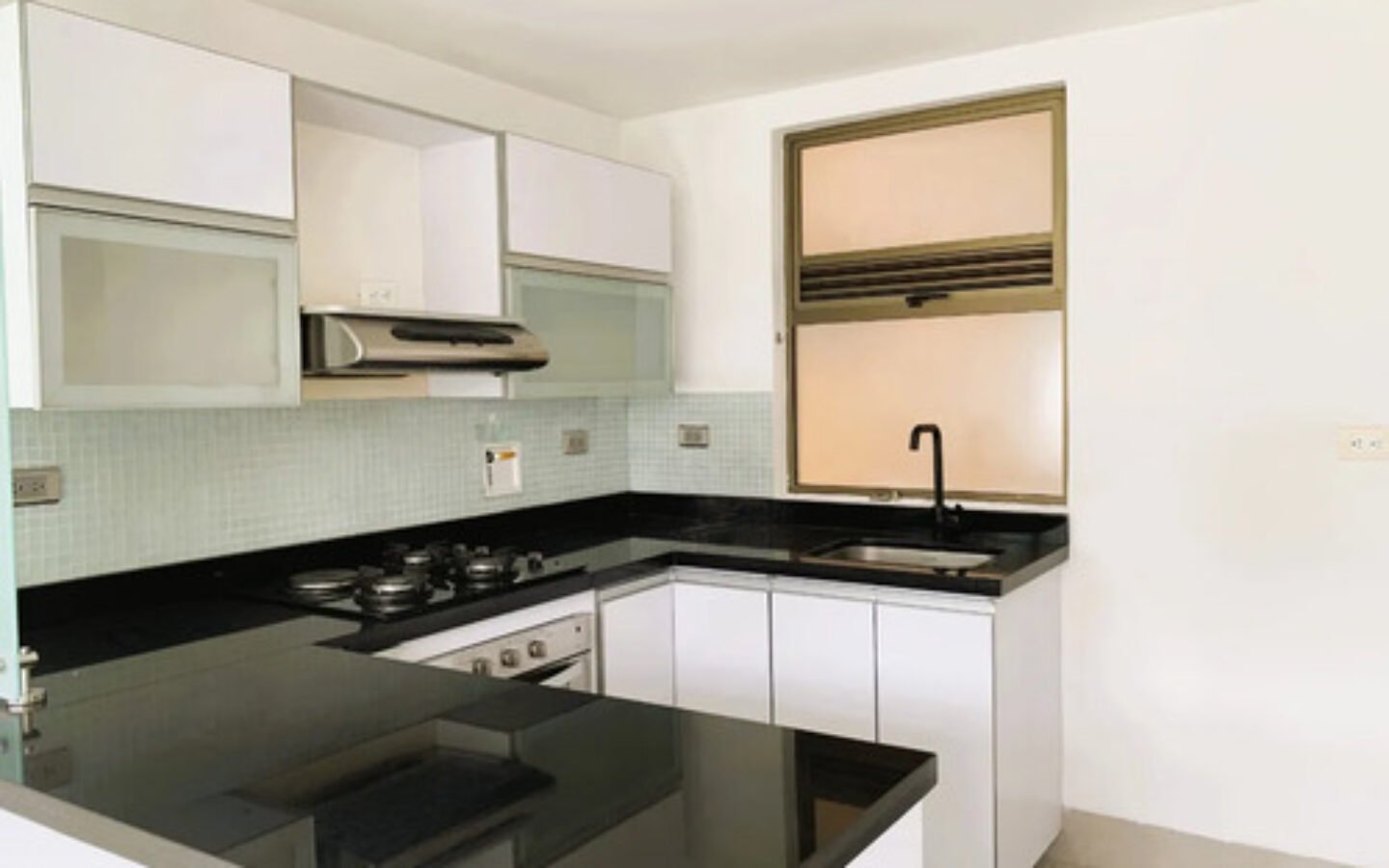 Apartamento En Arriendo En Las Lomas El Poblado Medellín | Ubicado En El Piso 16 Con Piscina, Gym Y Zonas Verdes Cerca De El Tesoro Con 72 M2, 2 Habitaciones Y 2 Parqueaderos