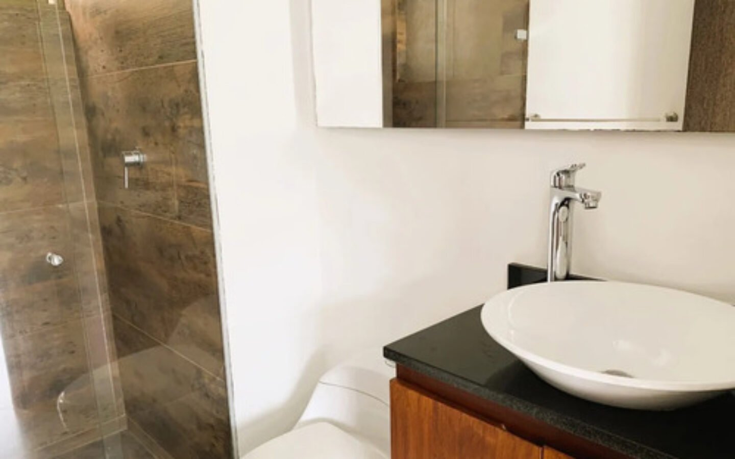 Apartamento En Arriendo En Las Lomas El Poblado Medellín | Ubicado En El Piso 16 Con Piscina, Gym Y Zonas Verdes Cerca De El Tesoro Con 72 M2, 2 Habitaciones Y 2 Parqueaderos