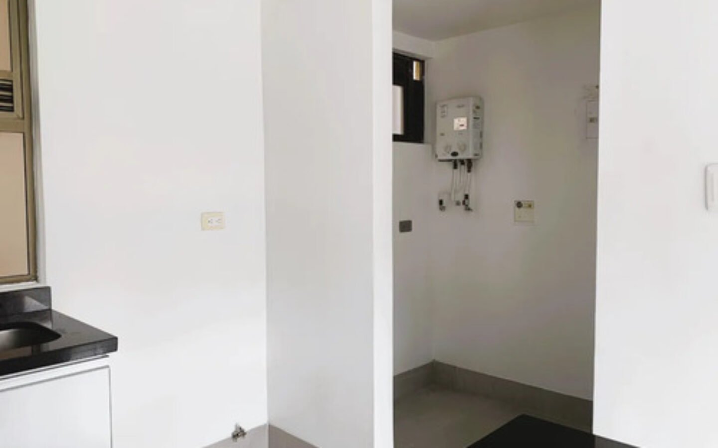 Apartamento En Arriendo En Las Lomas El Poblado Medellín | Ubicado En El Piso 16 Con Piscina, Gym Y Zonas Verdes Cerca De El Tesoro Con 72 M2, 2 Habitaciones Y 2 Parqueaderos