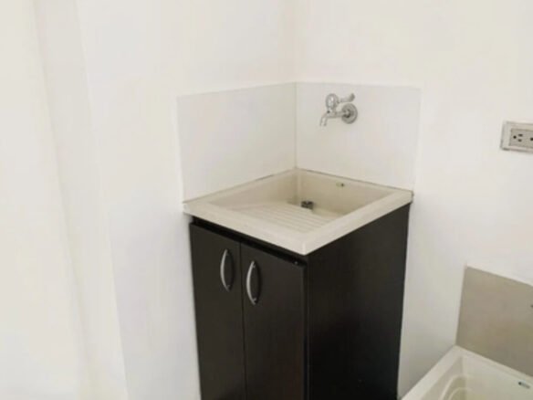 Apartamento En Arriendo En Las Lomas El Poblado Medellín | Ubicado En El Piso 16 Con Piscina, Gym Y Zonas Verdes Cerca De El Tesoro Con 72 M2, 2 Habitaciones Y 2 Parqueaderos