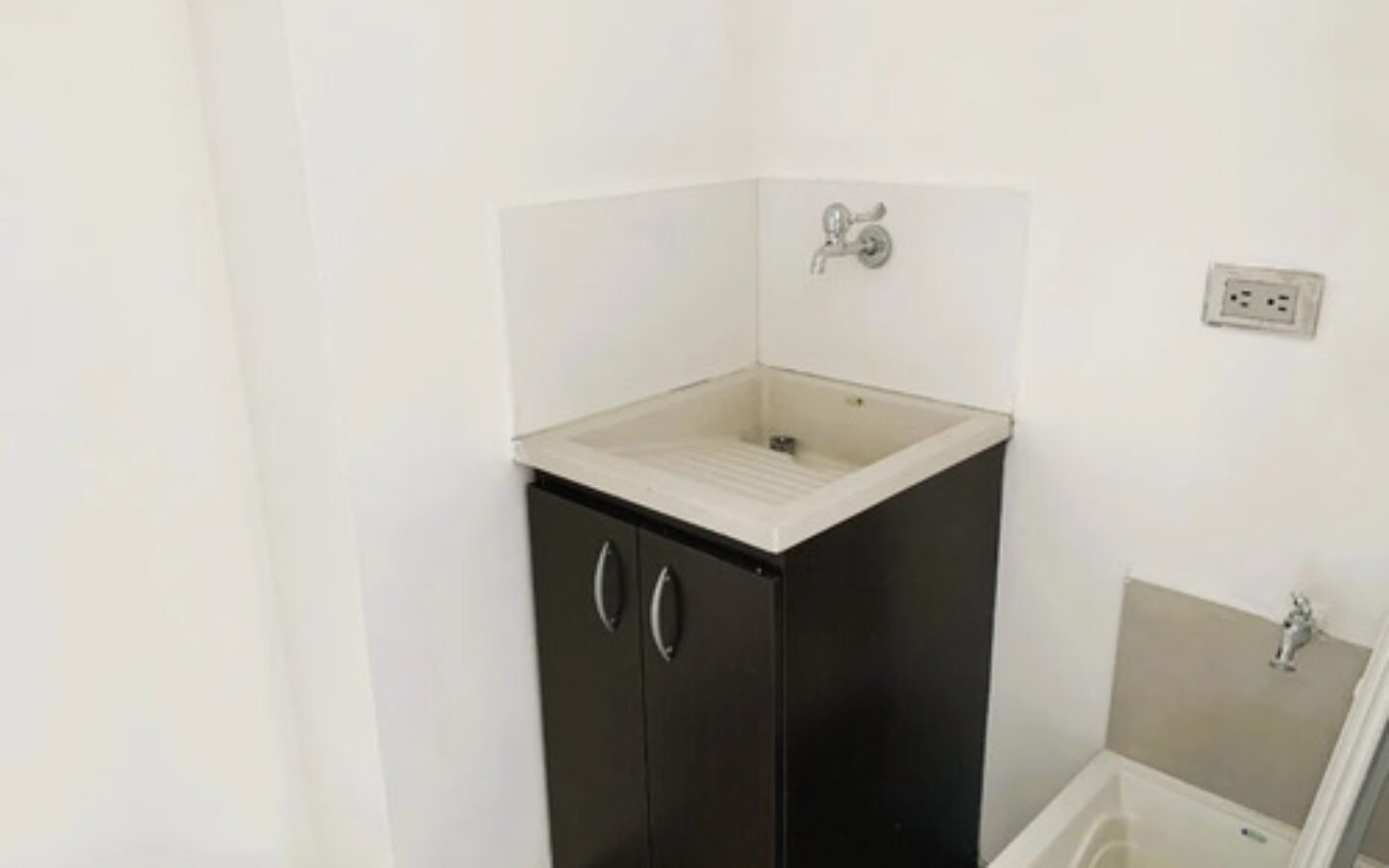 Apartamento En Arriendo En Las Lomas El Poblado Medellín | Ubicado En El Piso 16 Con Piscina, Gym Y Zonas Verdes Cerca De El Tesoro Con 72 M2, 2 Habitaciones Y 2 Parqueaderos