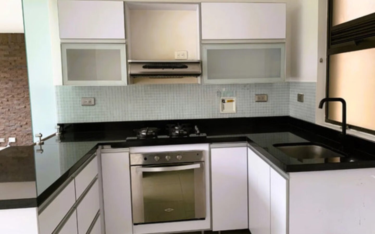 Apartamento En Arriendo En Las Lomas El Poblado Medellín | Ubicado En El Piso 16 Con Piscina, Gym Y Zonas Verdes Cerca De El Tesoro Con 72 M2, 2 Habitaciones Y 2 Parqueaderos