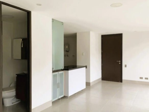 Apartamento En Arriendo En Las Lomas El Poblado Medellín | Ubicado En El Piso 16 Con Piscina, Gym Y Zonas Verdes Cerca De El Tesoro Con 72 M2, 2 Habitaciones Y 2 Parqueaderos