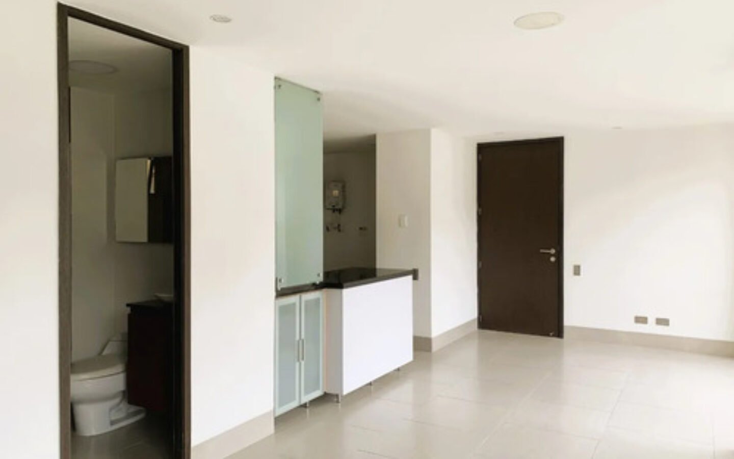 Apartamento En Arriendo En Las Lomas El Poblado Medellín | Ubicado En El Piso 16 Con Piscina, Gym Y Zonas Verdes Cerca De El Tesoro Con 72 M2, 2 Habitaciones Y 2 Parqueaderos