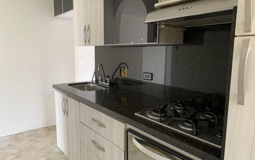 Apartamento Remodelado En Arriendo En Loma Del Indio | Vista A Ciudad Cerca De San Diego Y Las Palmas Con 64 M², 3 Habitaciones, 2 Baños Y Parqueadero
