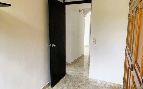 Apartamento Remodelado En Arriendo En Loma Del Indio | Vista A Ciudad Cerca De San Diego Y Las Palmas Con 64 M², 3 Habitaciones, 2 Baños Y Parqueadero