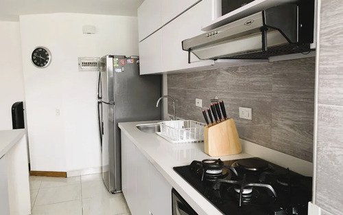Apartamento Remodelado Y Amoblado En Venta En Patio Bonito El Poblado | Piso Alto Cerca De Milla De Oro Con 53 M², 1 Habitación, 2 Baños Y Parqueadero