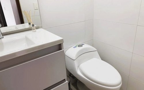 Apartamento Remodelado Y Amoblado En Venta En Patio Bonito El Poblado | Piso Alto Cerca De Milla De Oro Con 53 M², 1 Habitación, 2 Baños Y Parqueadero