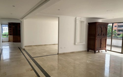 Apartamento En Venta En El Poblado | 250 M², Ascensor Privado, Terraza, 3 Alcobas Con Baño, Cuarto De Servicio, 3 Parqueaderos Cerca De Oviedo Y Santafé