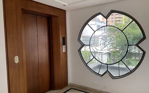 Apartamento En Venta En El Poblado | 250 M², Ascensor Privado, Terraza, 3 Alcobas Con Baño, Cuarto De Servicio, 3 Parqueaderos Cerca De Oviedo Y Santafé