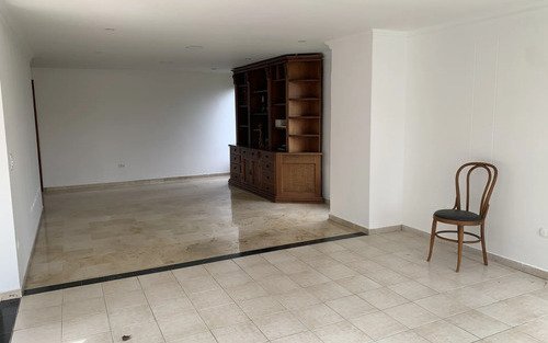 Apartamento En Venta En El Poblado | 250 M², Ascensor Privado, Terraza, 3 Alcobas Con Baño, Cuarto De Servicio, 3 Parqueaderos Cerca De Oviedo Y Santafé