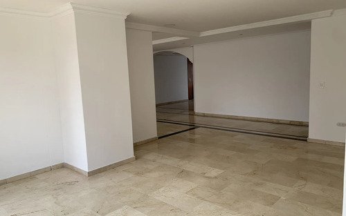 Apartamento En Venta En El Poblado | 250 M², Ascensor Privado, Terraza, 3 Alcobas Con Baño, Cuarto De Servicio, 3 Parqueaderos Cerca De Oviedo Y Santafé