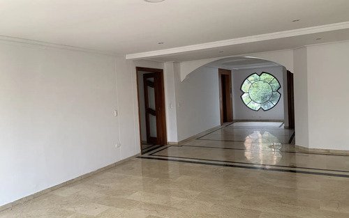 Apartamento En Venta En El Poblado | 250 M², Ascensor Privado, Terraza, 3 Alcobas Con Baño, Cuarto De Servicio, 3 Parqueaderos Cerca De Oviedo Y Santafé