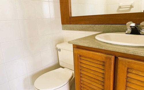 Apartamento En Arriendo En Los Balsos, El Poblado Medellín | 75 M2, 2 Habitaciones, 3 Baños Y Balcón Cerca A El Tesoro
