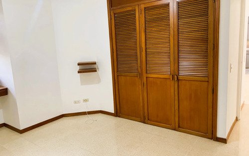 Apartamento En Arriendo En Los Balsos, El Poblado Medellín | 75 M2, 2 Habitaciones, 3 Baños Y Balcón Cerca A El Tesoro