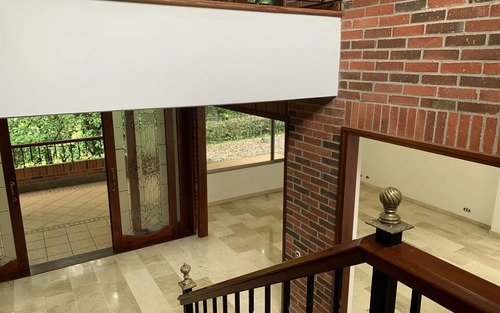Casa En Venta En El Sector De Altos Del Poblado, Medellín | Terraza, Balcón, Zona Bbq, Chimenea Y Cava De Vinos, 631 M2, 6 Habitaciones, 7 Baños Y Entorno Campestre Cerca Al Ces