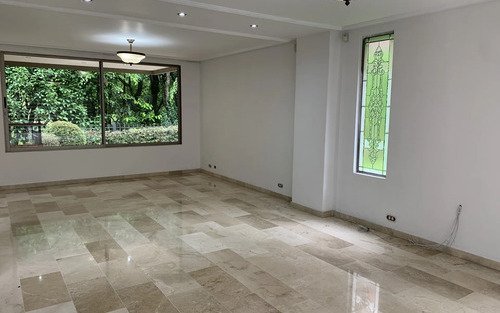 Casa En Venta En El Sector De Altos Del Poblado, Medellín | Terraza, Balcón, Zona Bbq, Chimenea Y Cava De Vinos, 631 M2, 6 Habitaciones, 7 Baños Y Entorno Campestre Cerca Al Ces