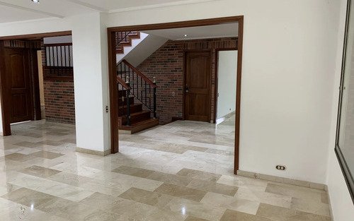 Casa En Venta En El Sector De Altos Del Poblado, Medellín | Terraza, Balcón, Zona Bbq, Chimenea Y Cava De Vinos, 631 M2, 6 Habitaciones, 7 Baños Y Entorno Campestre Cerca Al Ces