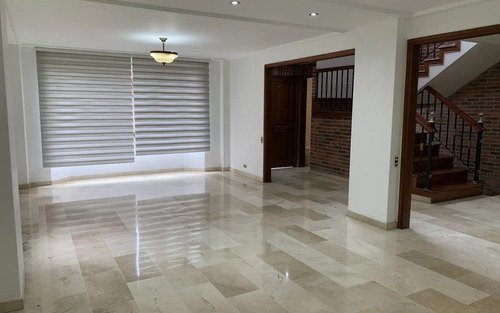 Casa En Venta En El Sector De Altos Del Poblado, Medellín | Terraza, Balcón, Zona Bbq, Chimenea Y Cava De Vinos, 631 M2, 6 Habitaciones, 7 Baños Y Entorno Campestre Cerca Al Ces