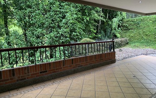 Casa En Venta En El Sector De Altos Del Poblado, Medellín | Terraza, Balcón, Zona Bbq, Chimenea Y Cava De Vinos, 631 M2, 6 Habitaciones, 7 Baños Y Entorno Campestre Cerca Al Ces