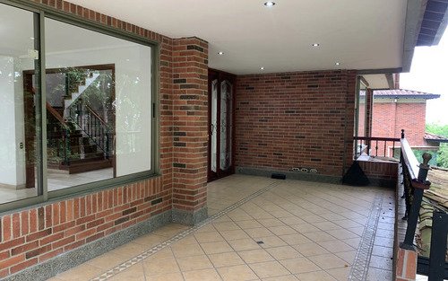 Casa En Venta En El Sector De Altos Del Poblado, Medellín | Terraza, Balcón, Zona Bbq, Chimenea Y Cava De Vinos, 631 M2, 6 Habitaciones, 7 Baños Y Entorno Campestre Cerca Al Ces