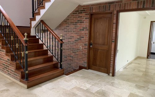 Casa En Venta En El Sector De Altos Del Poblado, Medellín | Terraza, Balcón, Zona Bbq, Chimenea Y Cava De Vinos, 631 M2, 6 Habitaciones, 7 Baños Y Entorno Campestre Cerca Al Ces