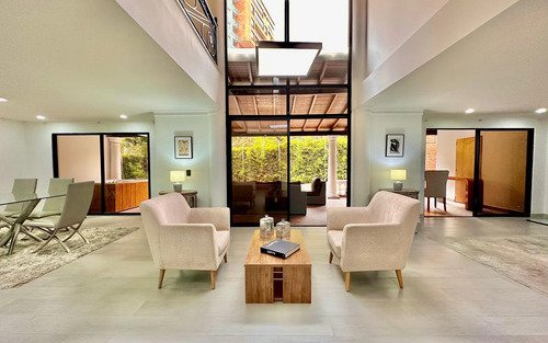 Casa En Arriendo En Altos Del Poblado, Cerca Al Colegio Marymount, El Poblado Medellín | 330 M2, Terraza, 5 Habitaciones Y Entorno Campestre