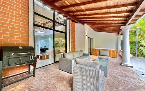 Casa En Arriendo En Altos Del Poblado, Cerca Al Colegio Marymount, El Poblado Medellín | 330 M2, Terraza, 5 Habitaciones Y Entorno Campestre